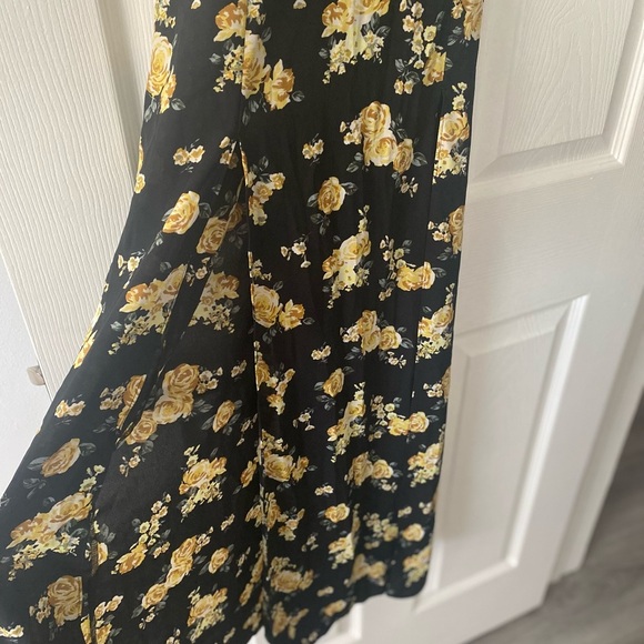 Double Slit Floral dress - Picture 4 of 7